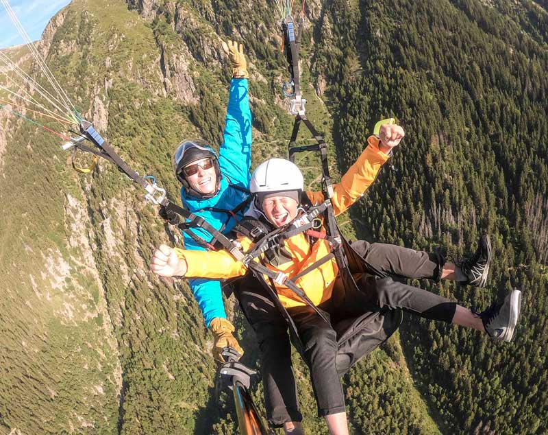 Un jeune passager en vol biplace avec Alpwind depuis Planpraz
