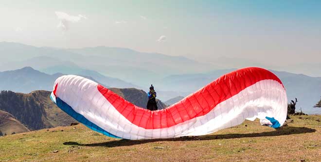 Decollage au dessus de Manali en parapente en Inde