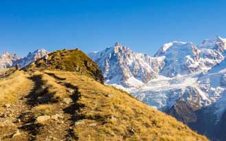 Bivouac au coucher du soleil après une journée de vol en parapente vol-bivouac