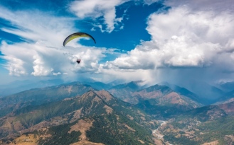 Un parapente Ozone Delta 2 au dessus de Mandi Ridge en Inde vers Bir